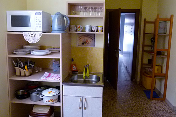 Breakfast area with all kitchenware